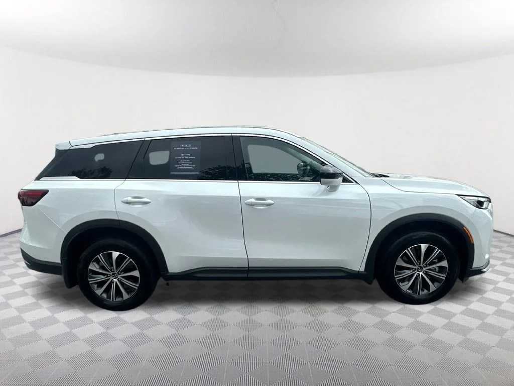 Certified Used 2026 White INFINITI PURE image 4