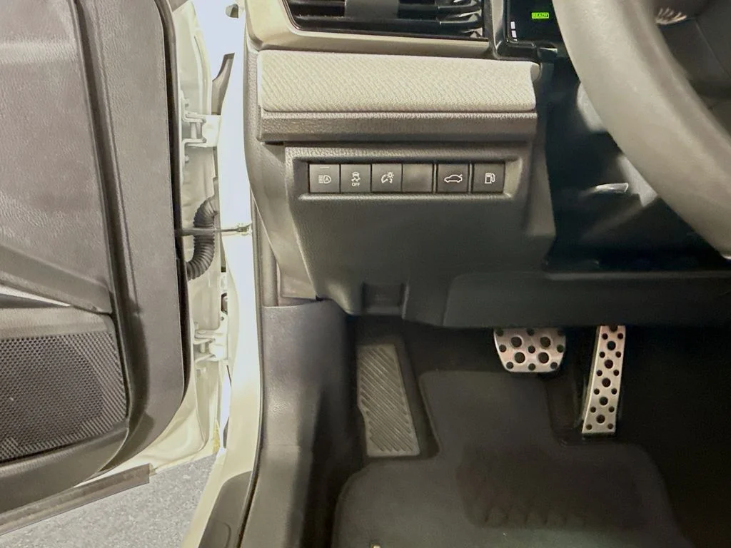 Used 2026 Ice Cap Toyota SE image 11