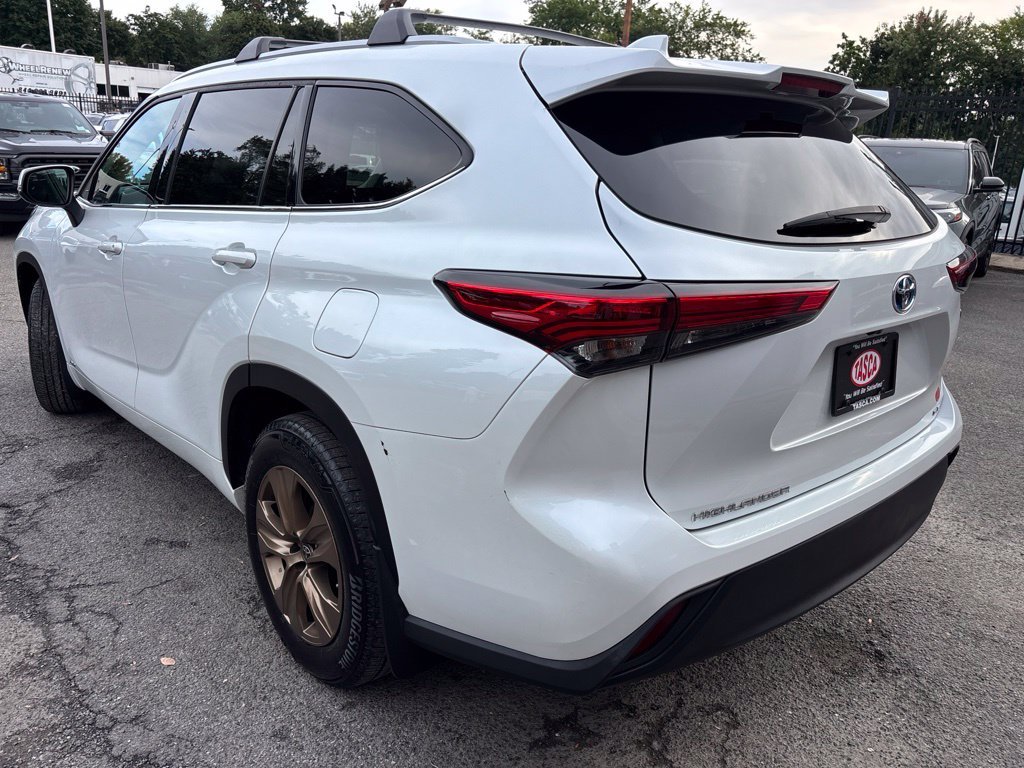 Used 2022 Beige Toyota Bronze Edition image 4