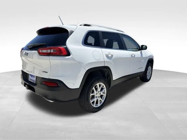 Used 2015 White Jeep Latitude image 7