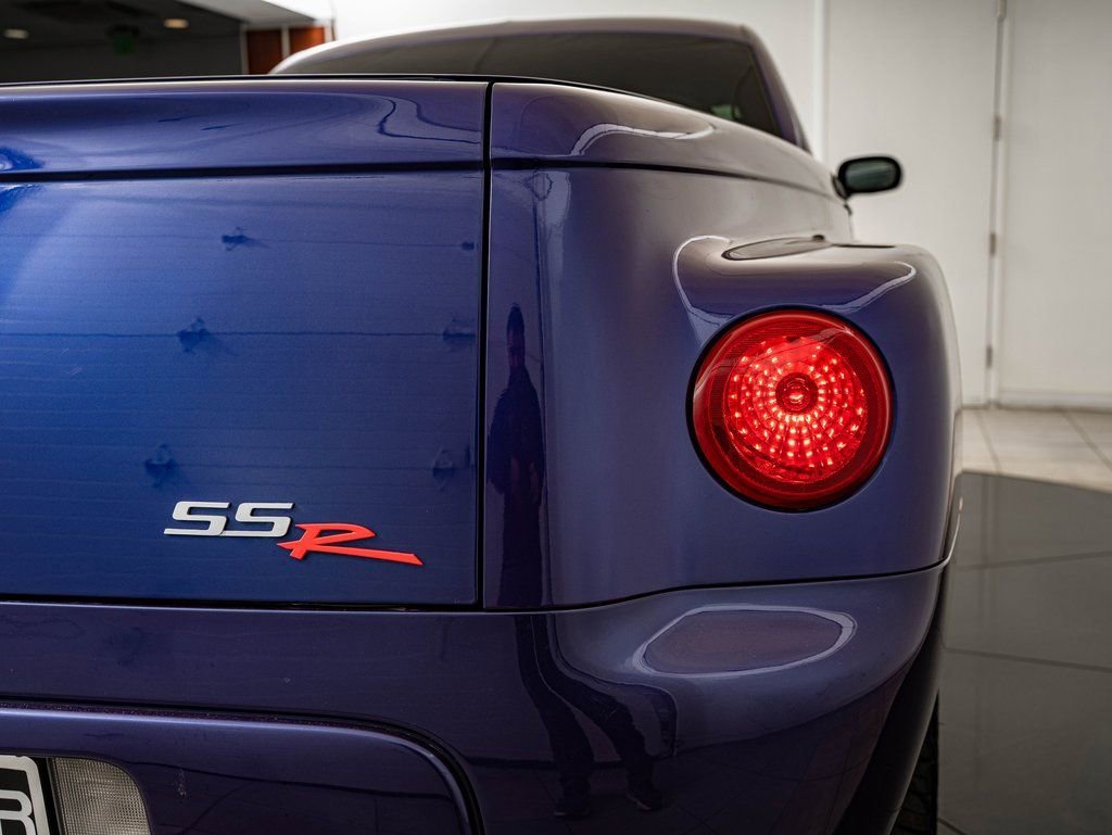 Used 2004 Ultra Violet Metallic Chevrolet  image 9