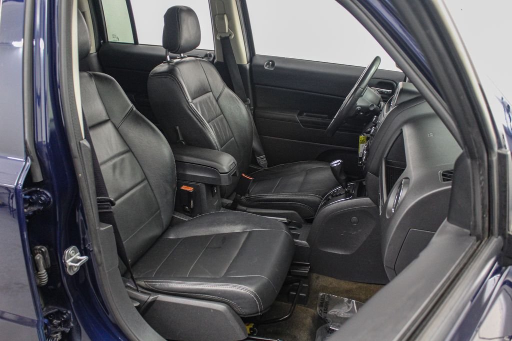 Used 2017 Blue Jeep Latitude image 27
