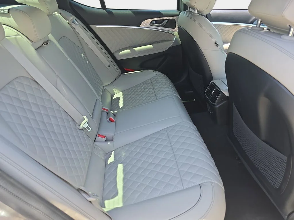 Used 2023 Silver Genesis 3.3T image 13