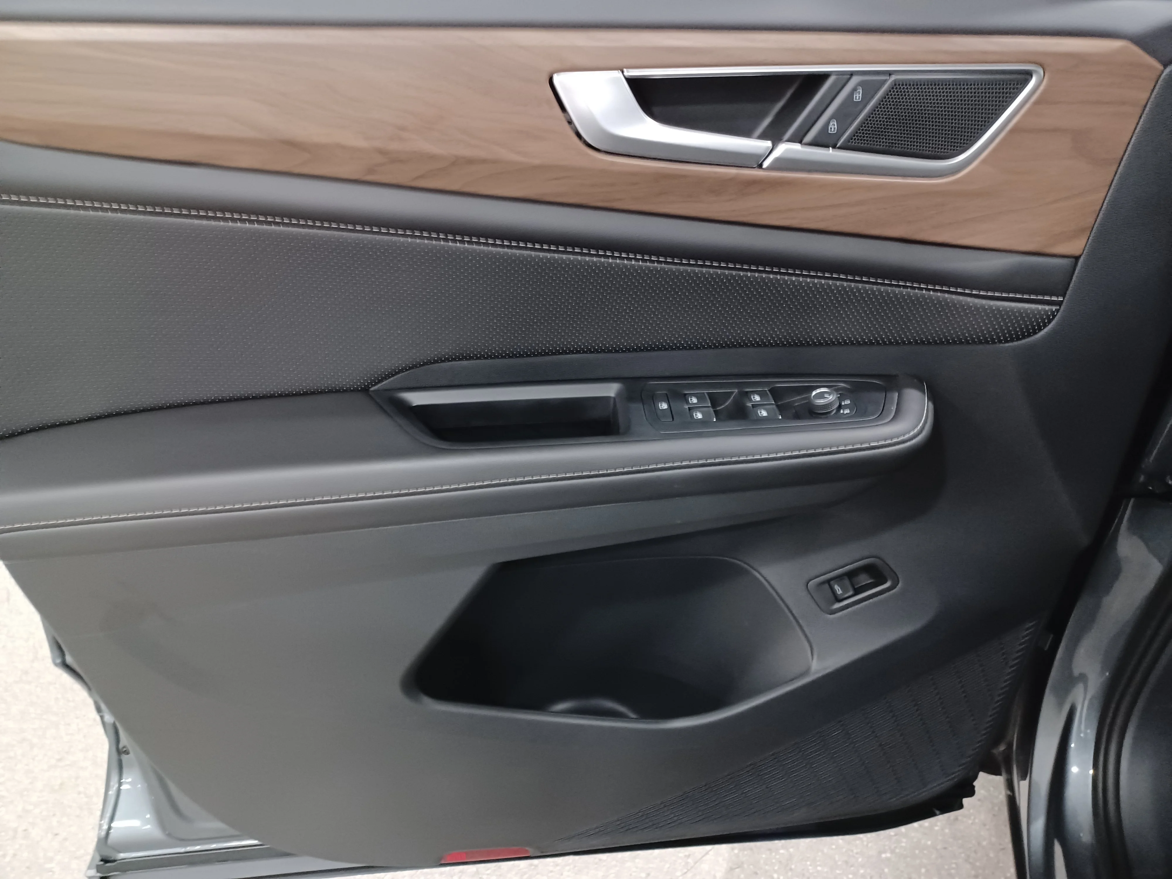 Certified Used 2025 Platinum Gray Metallic Volkswagen Comfortline 4Motion*7 Pass | AWD | Adaptive Cruise | Remote Start | Cooled Leather | Htd Wheel image 8