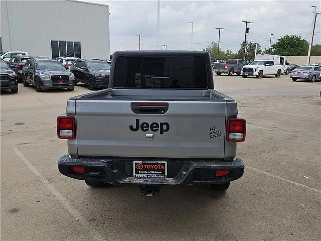 Used 2021 Billet Silver Metallic Clearcoat Jeep Willys 4x4 Crew Cab 5 ft. box image 3