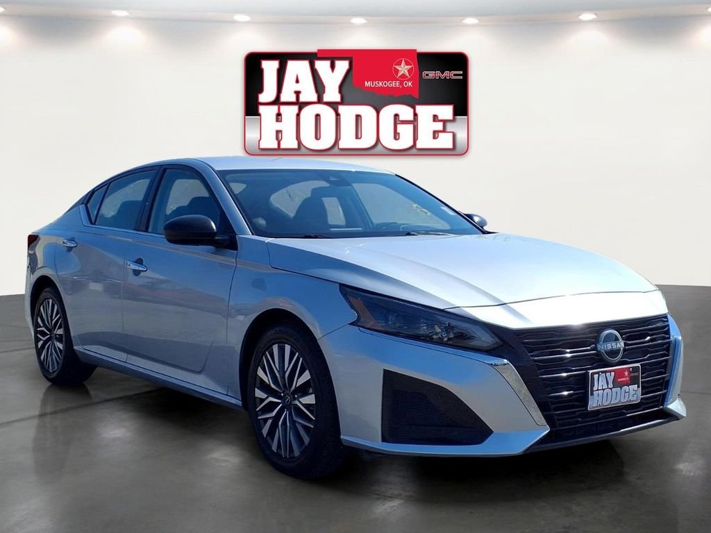 Used 2025 Silver Nissan 2.5 SV image 3