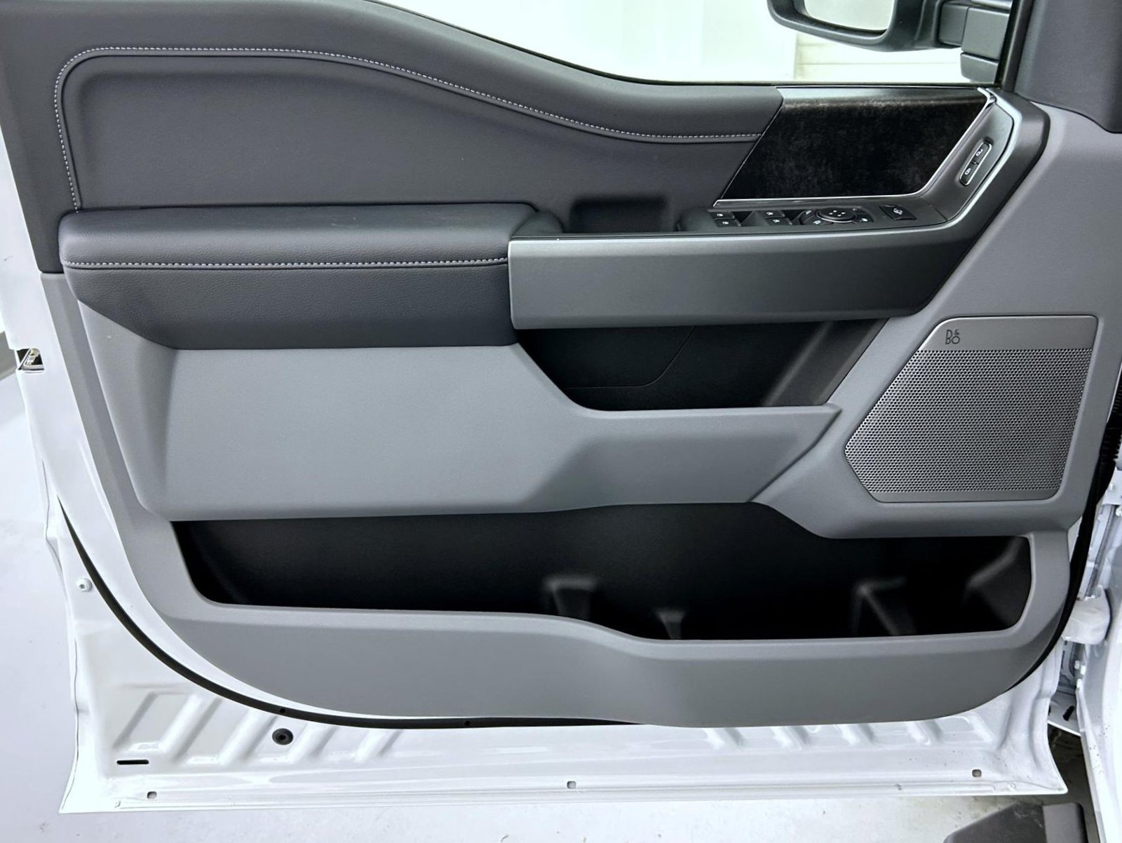 New 2027 Oxford White Ford XLT image 9