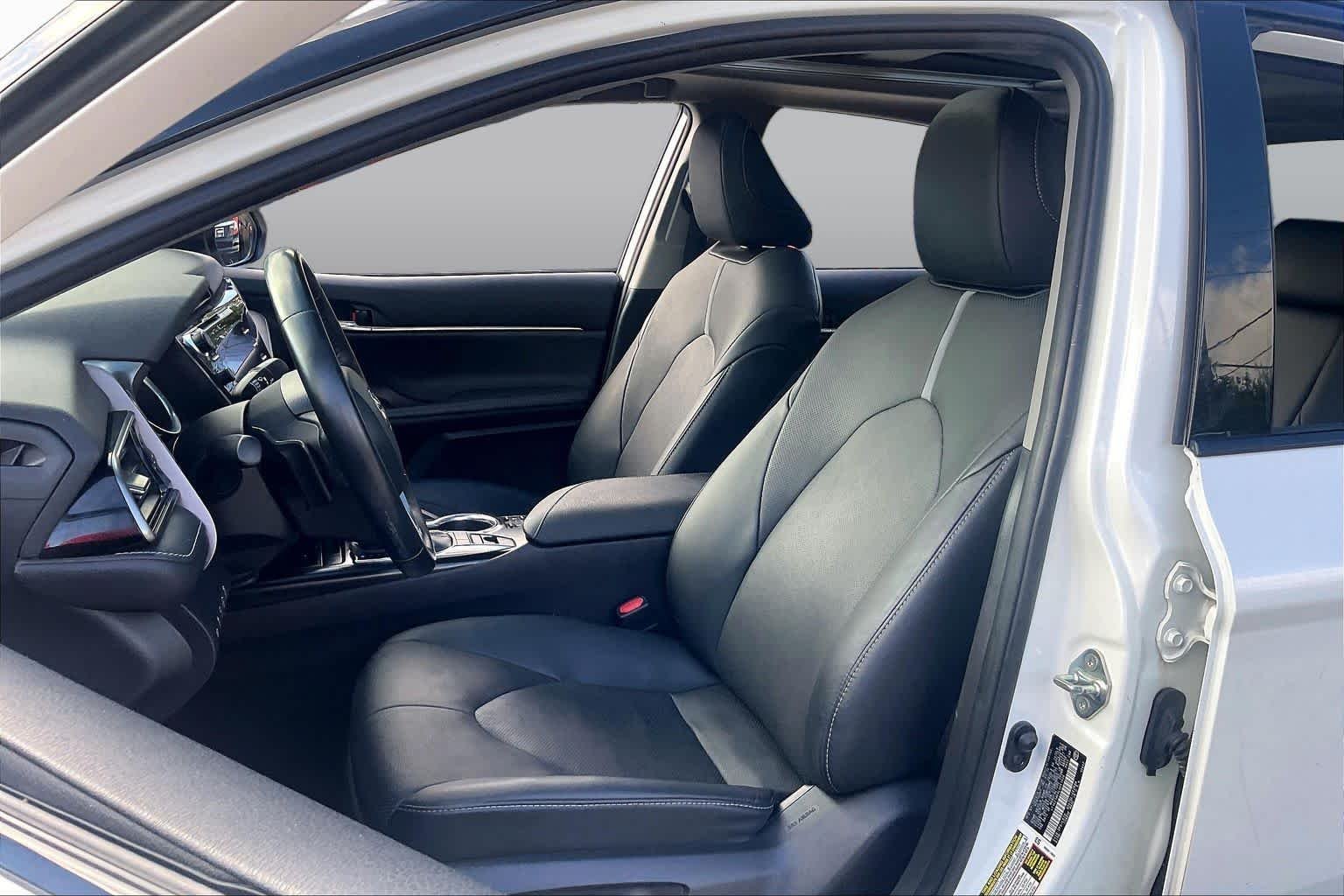 Used 2020 Wind Chill Pearl/Midnight Black Metallic Toyota XSE V6 image 7
