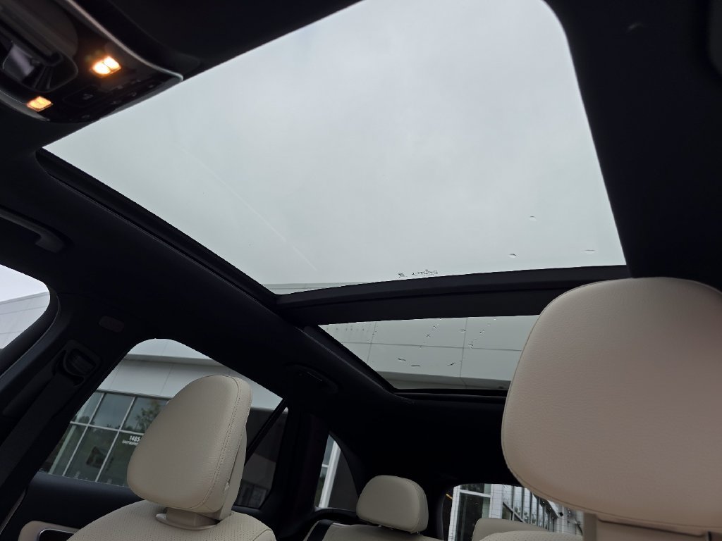 New 2026 Polar White Mercedes-Benz GLC 300 image 3