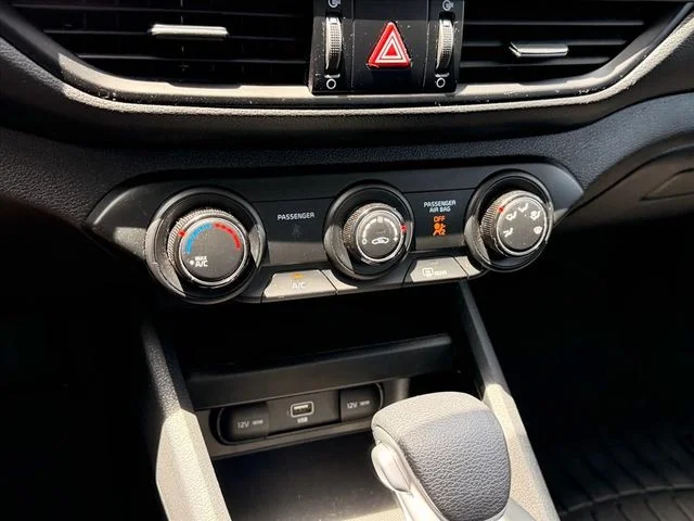 Used 2022 White Kia LXS image 25