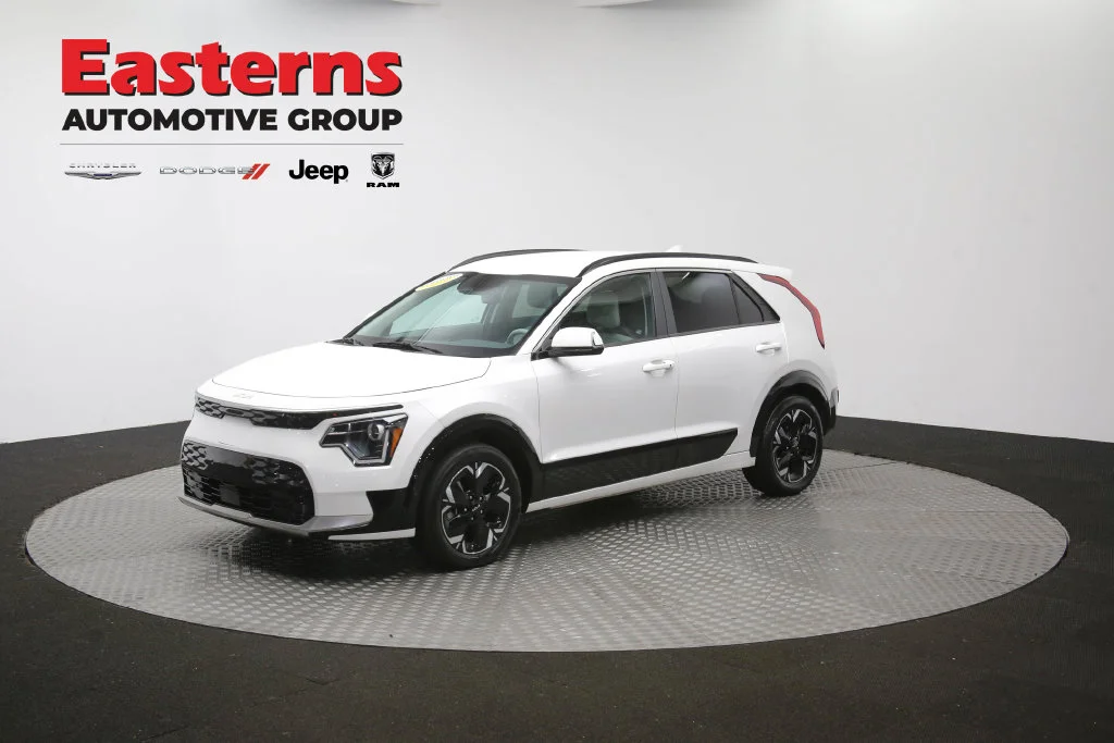 Used 2023 White Kia Wind image 51