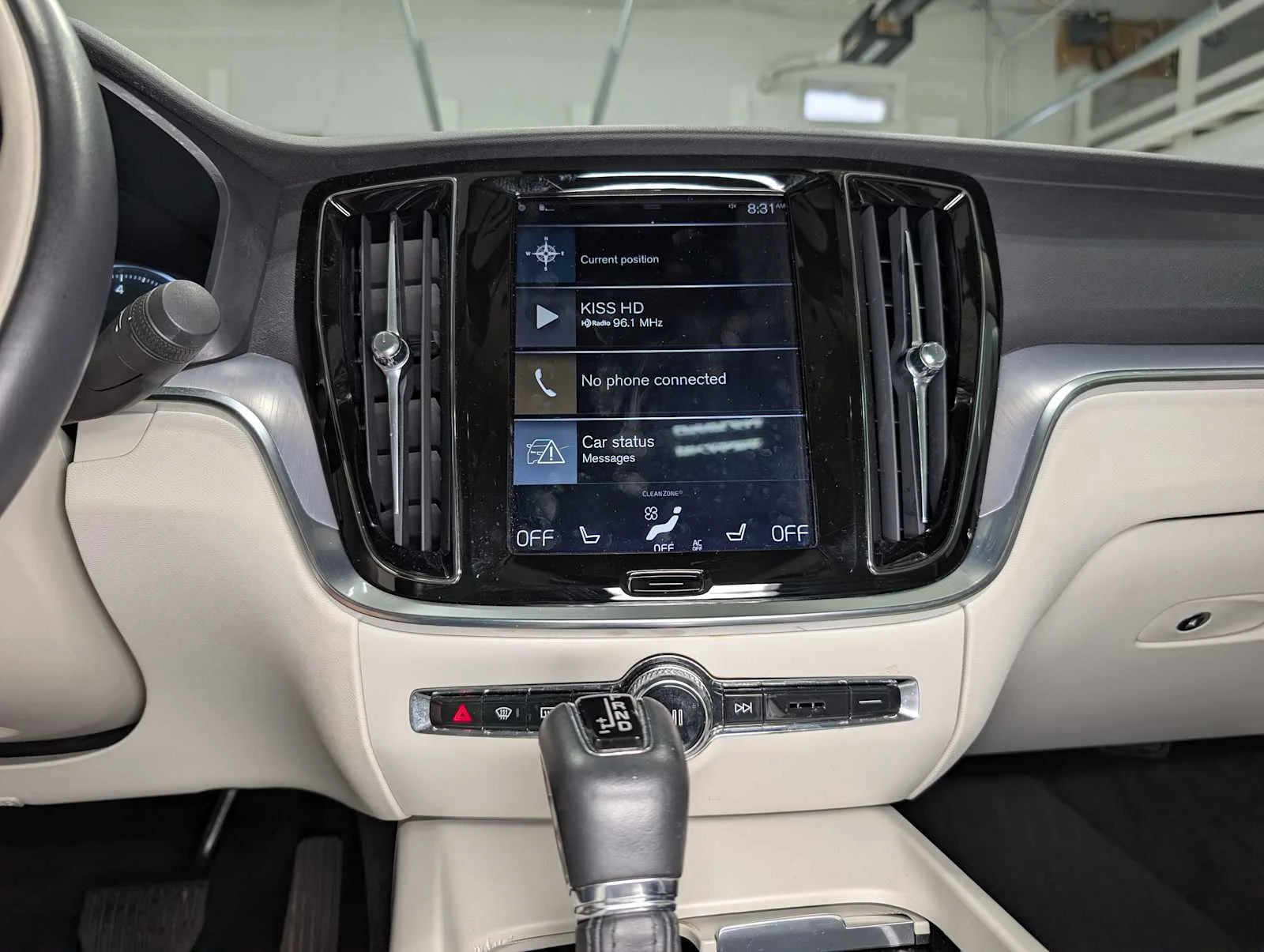 Used 2020  Volvo Momentum image 33