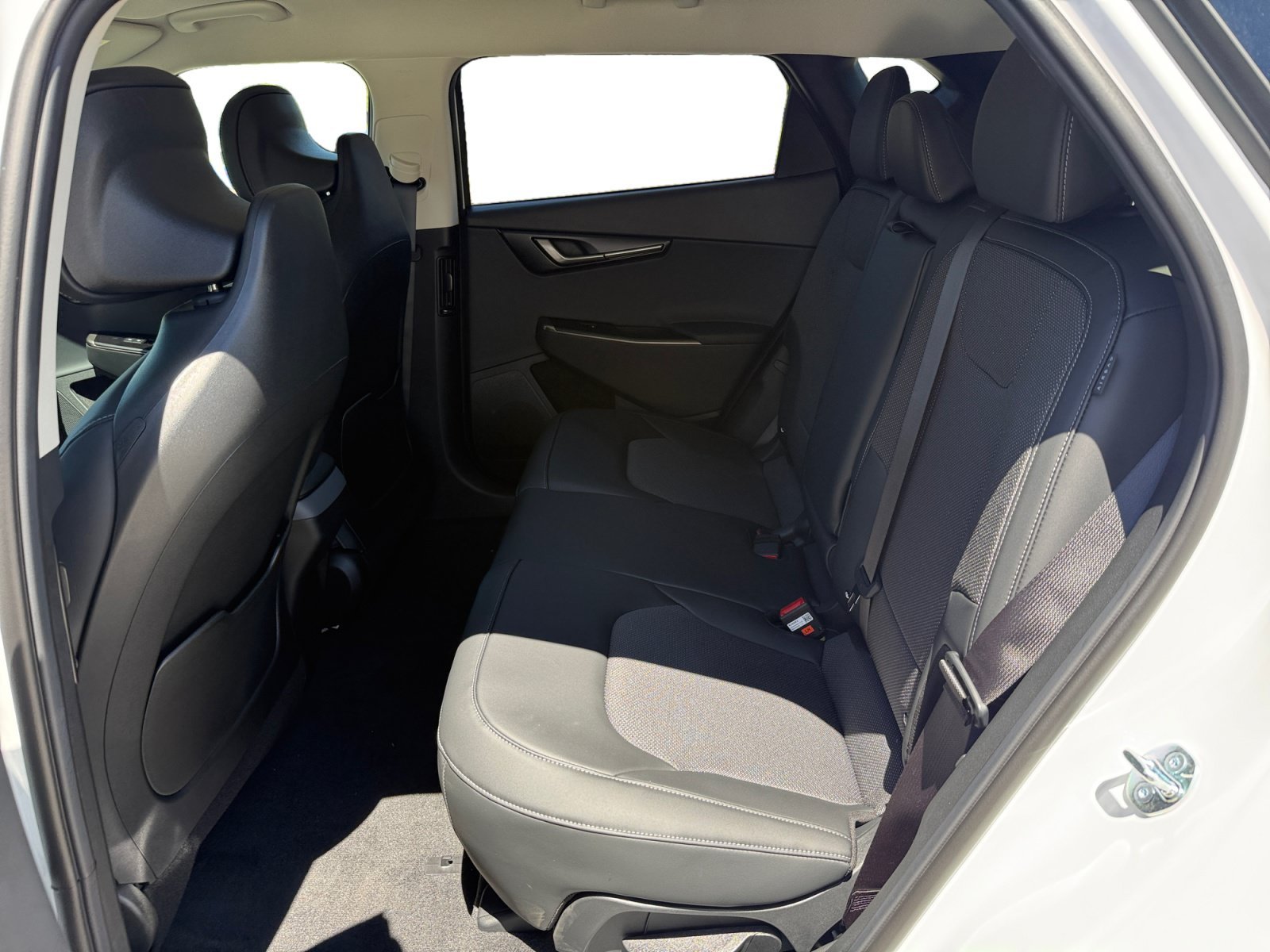 New 2026 Glacial White Pearl Kia LIGHT image 16