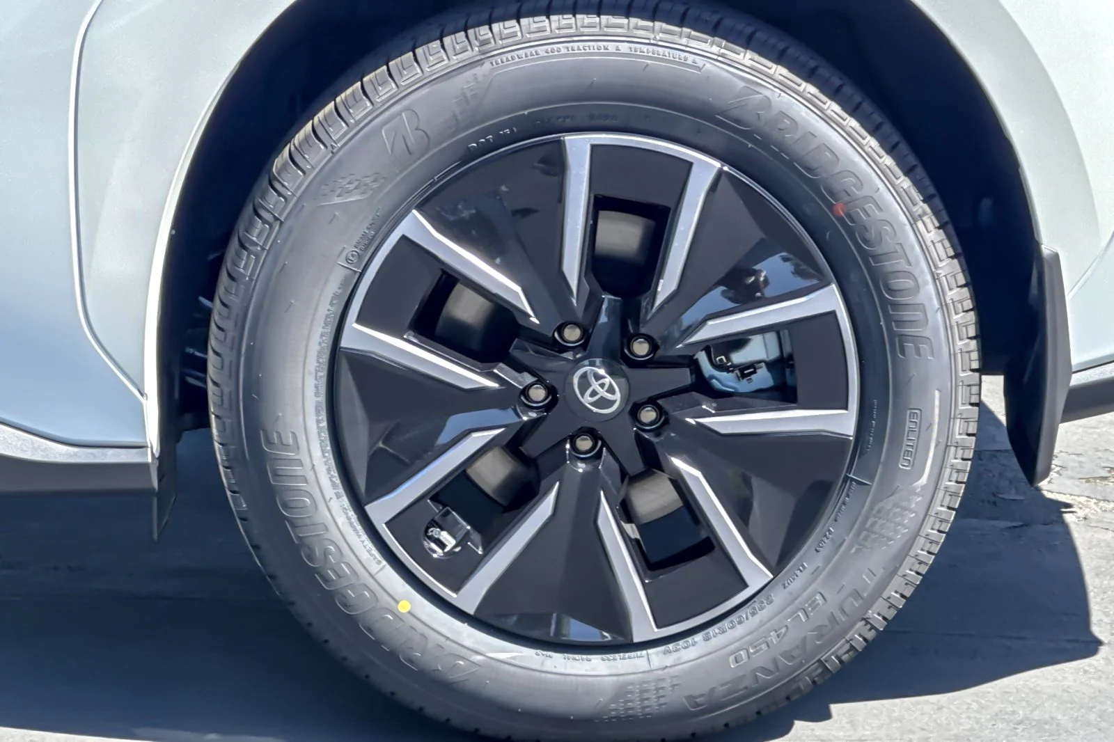 New 2027 Wind Chill Pearl <sup>1</sup> Toyota  XLE image 32