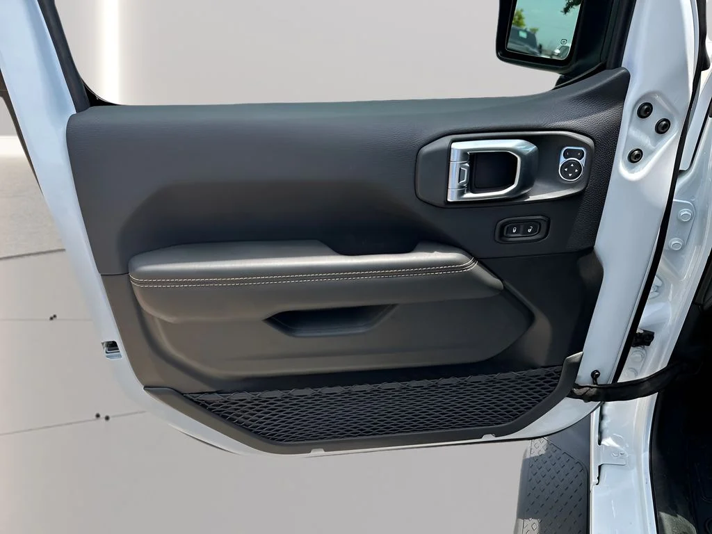 New 2026 Bright White Clear-Coat Exterior Paint Jeep Texas Trail image 17