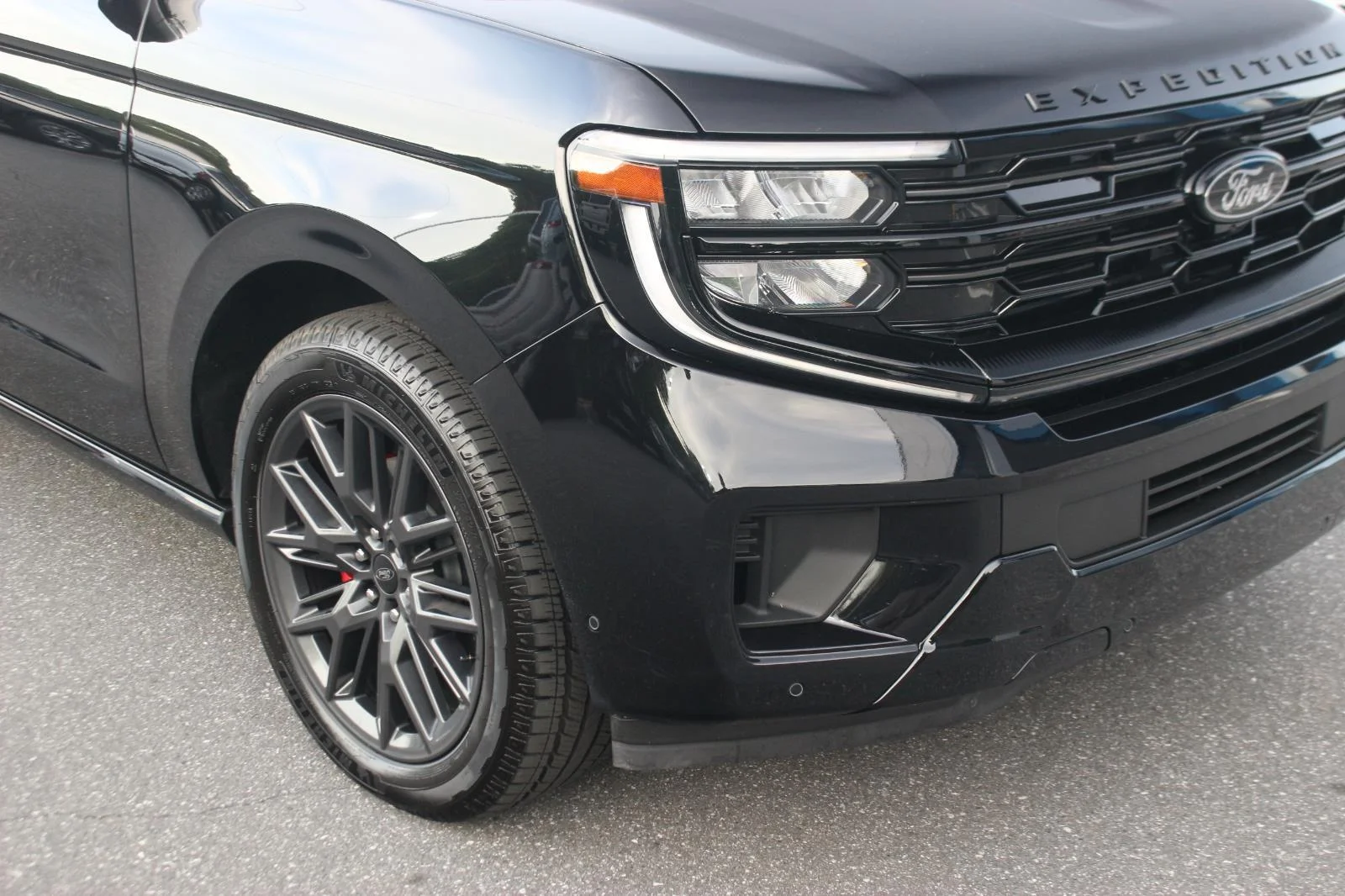 Used 2025 Black Ford Platinum image 9