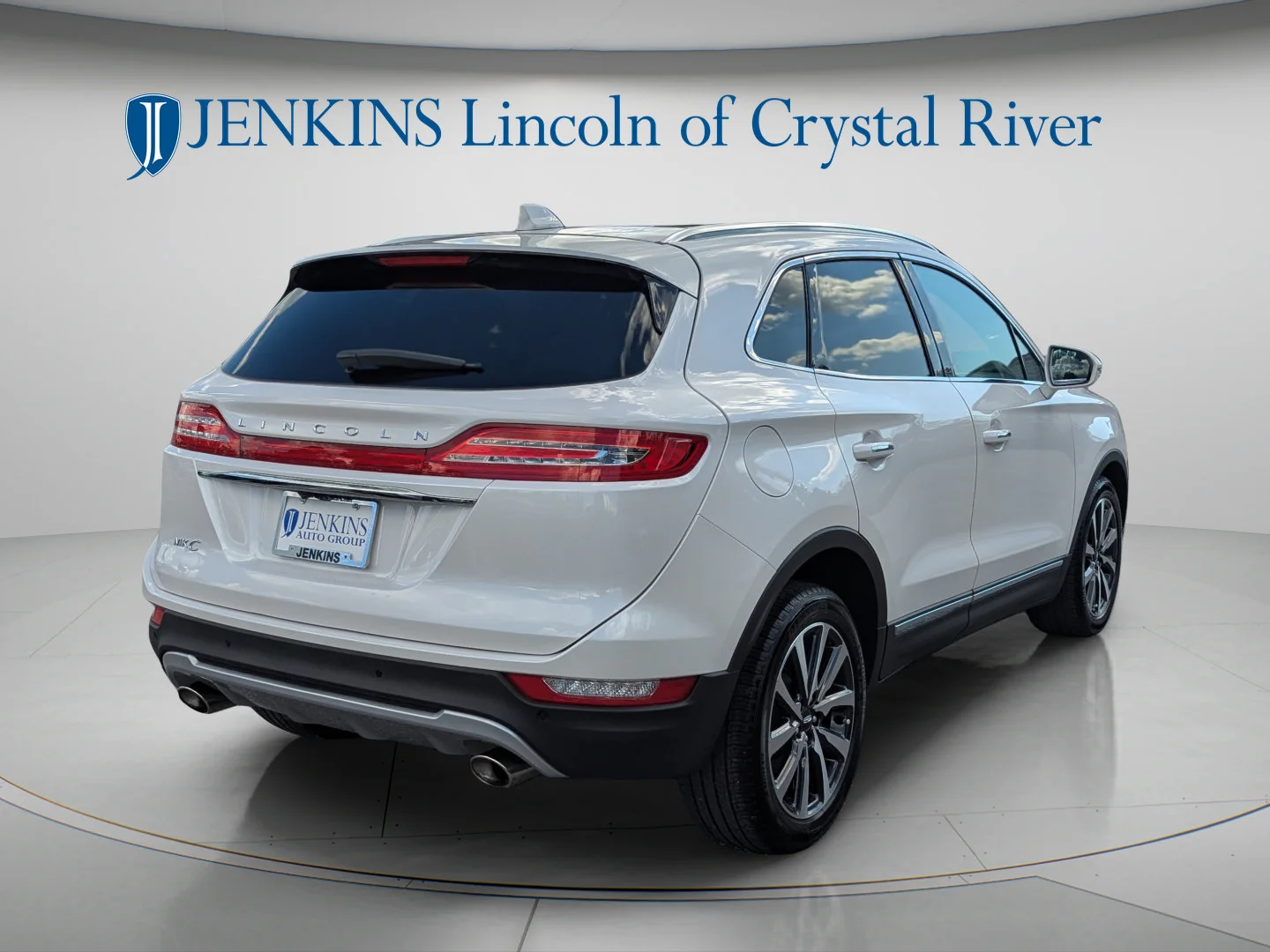 Used 2019 White Platinum Clearcoat Metallic Lincoln Reserve image 5