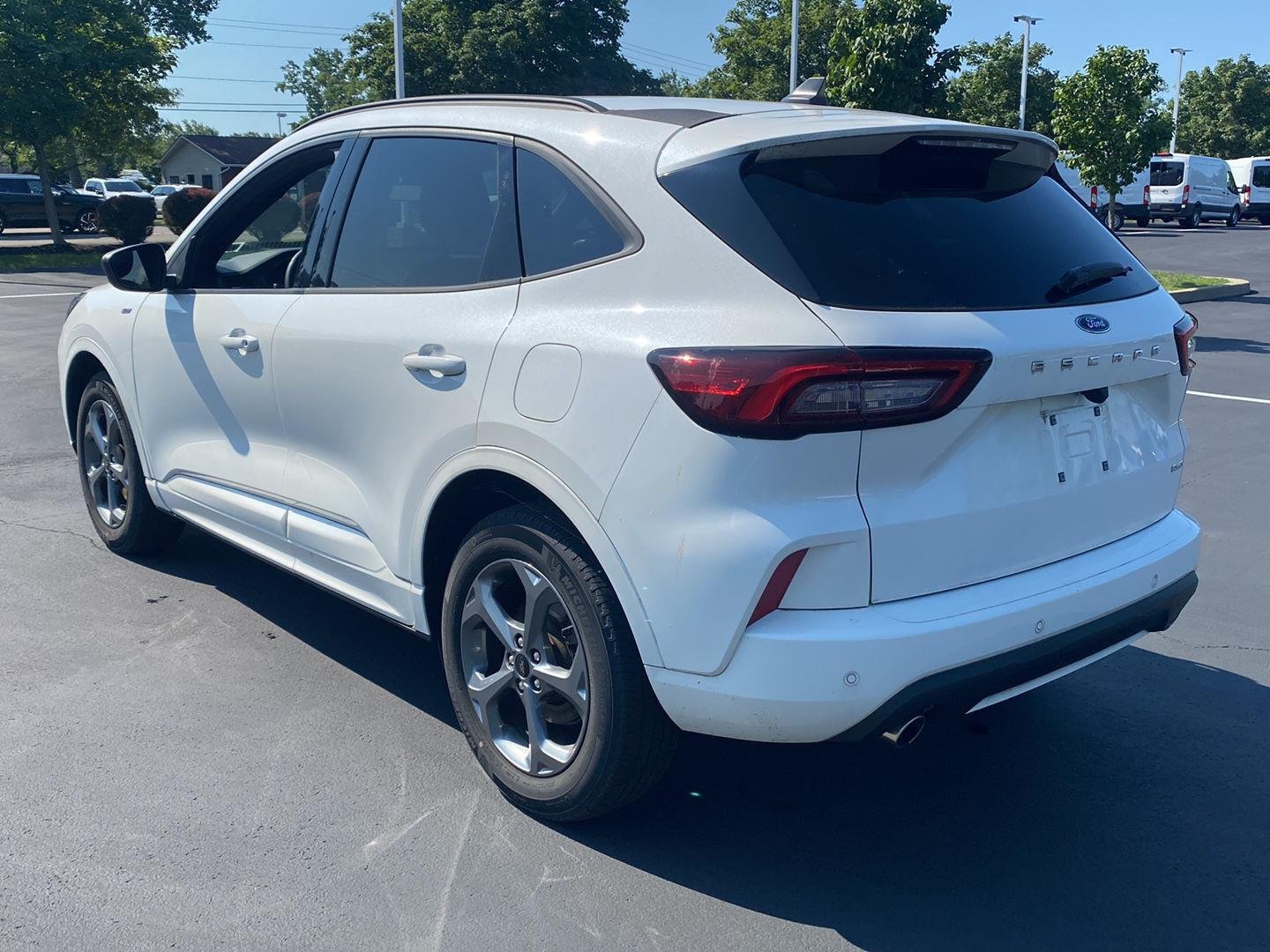 Used 2023 Star White Metallic Tri-Coat Ford ST-Line image 8