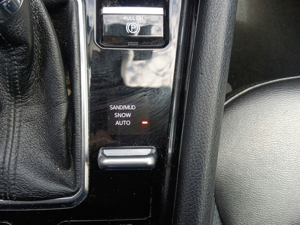 Used 2024 Silver Jeep Latitude image 28