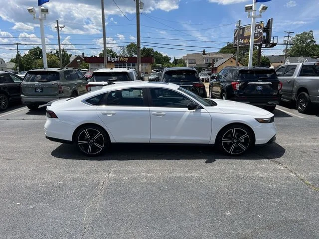 Used 2025  Honda Sport image 11