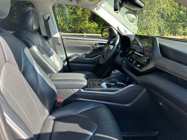 Used 2021 Blizzard Pearl Toyota Limited image 21
