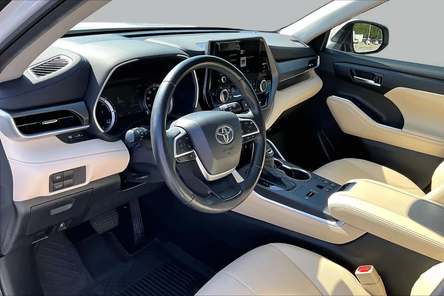 Used 2023 Wind Chill Pearl Toyota Hybrid XLE image 16