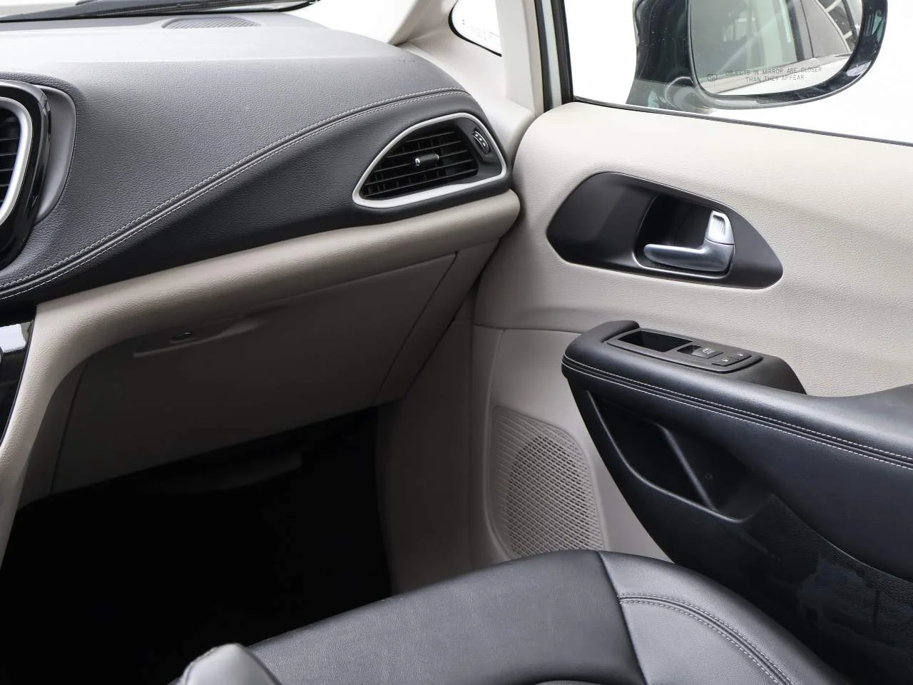 Used 2024 Bright White Clear Coat Chrysler Select image 18