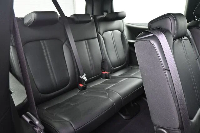 Used 2023 Silver Jeep Base image 24