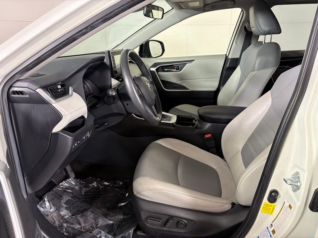 Used 2021 White Toyota XLE Premium image 16