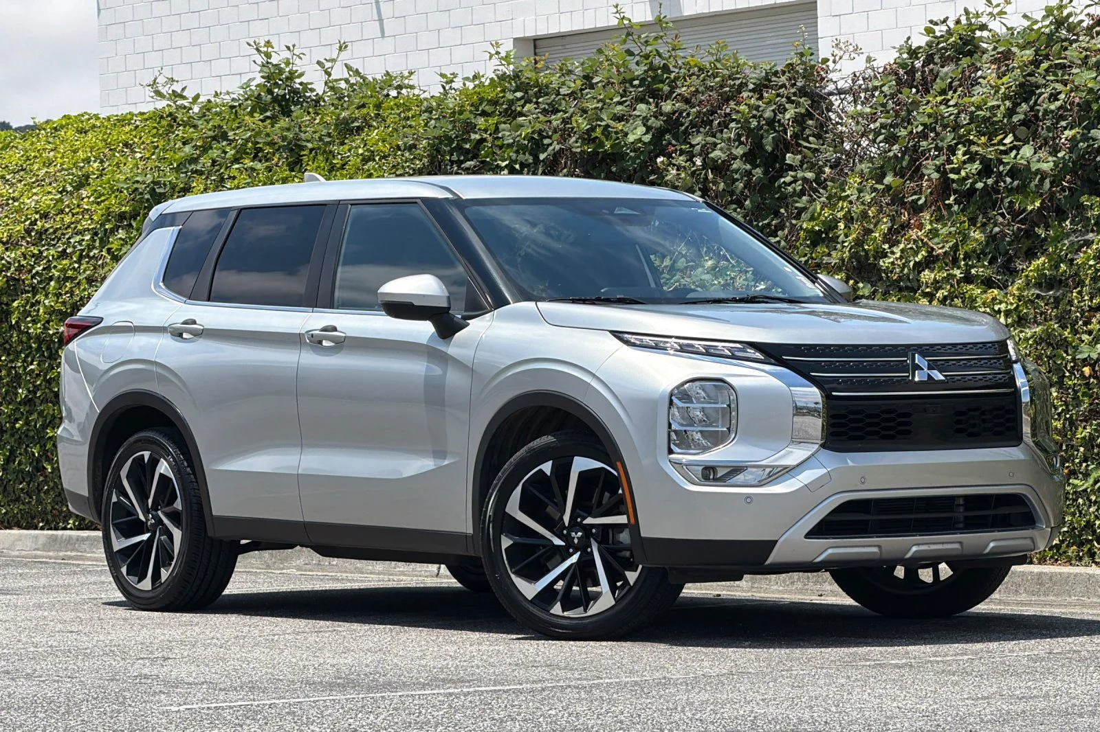 Used 2024  Mitsubishi SE image 2
