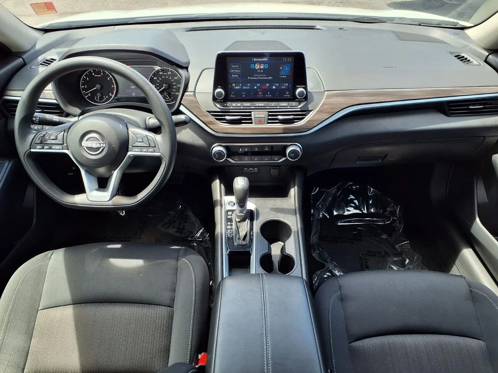Used 2025 White Nissan 2.5 SV image 3