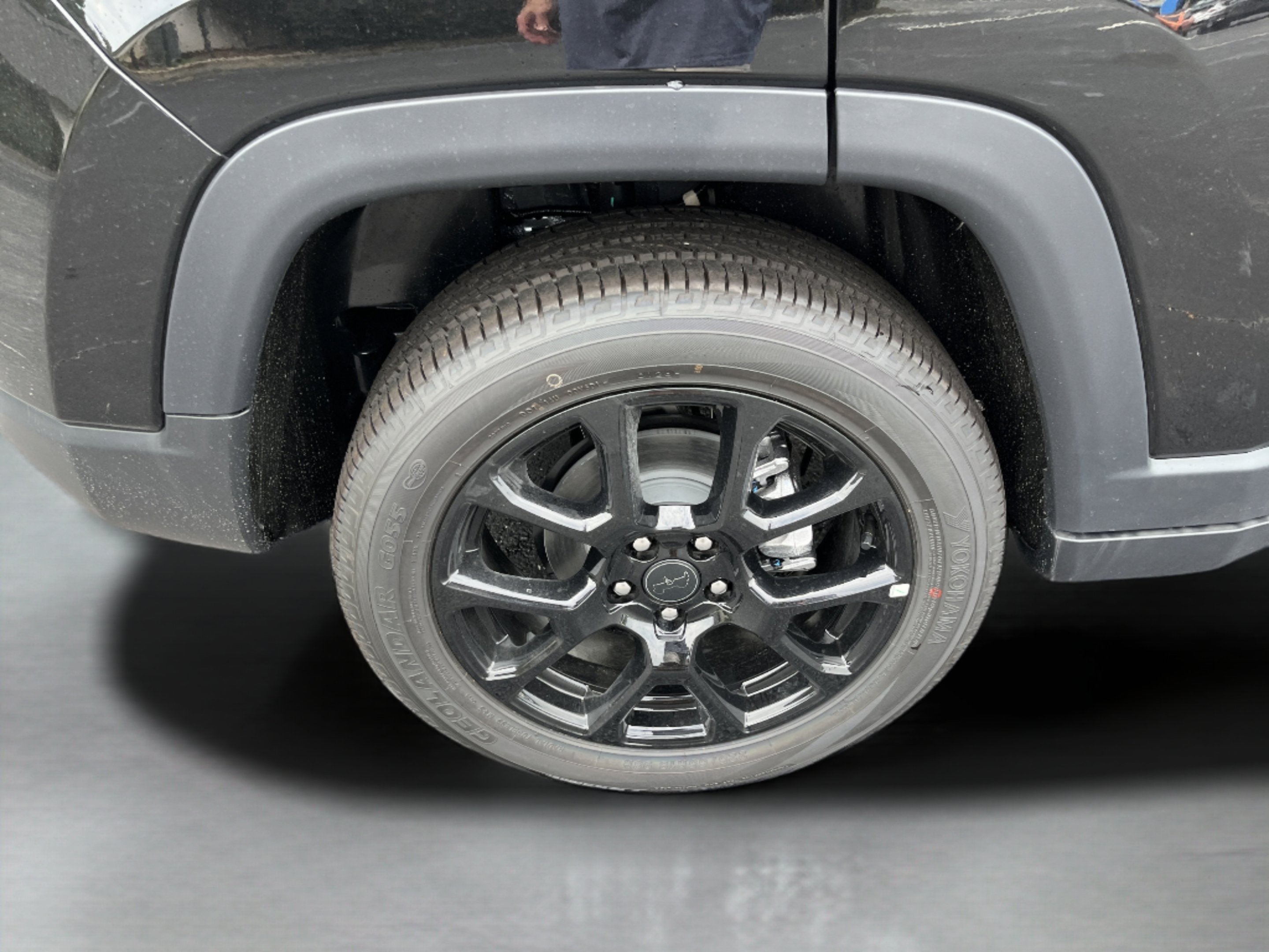 New 2026 Diamond Black Crystal Pearlcoat Jeep Latitude Altitude image 29