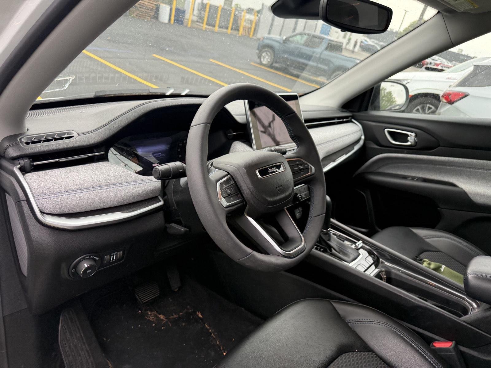 Used 2022 White Jeep Latitude image 4