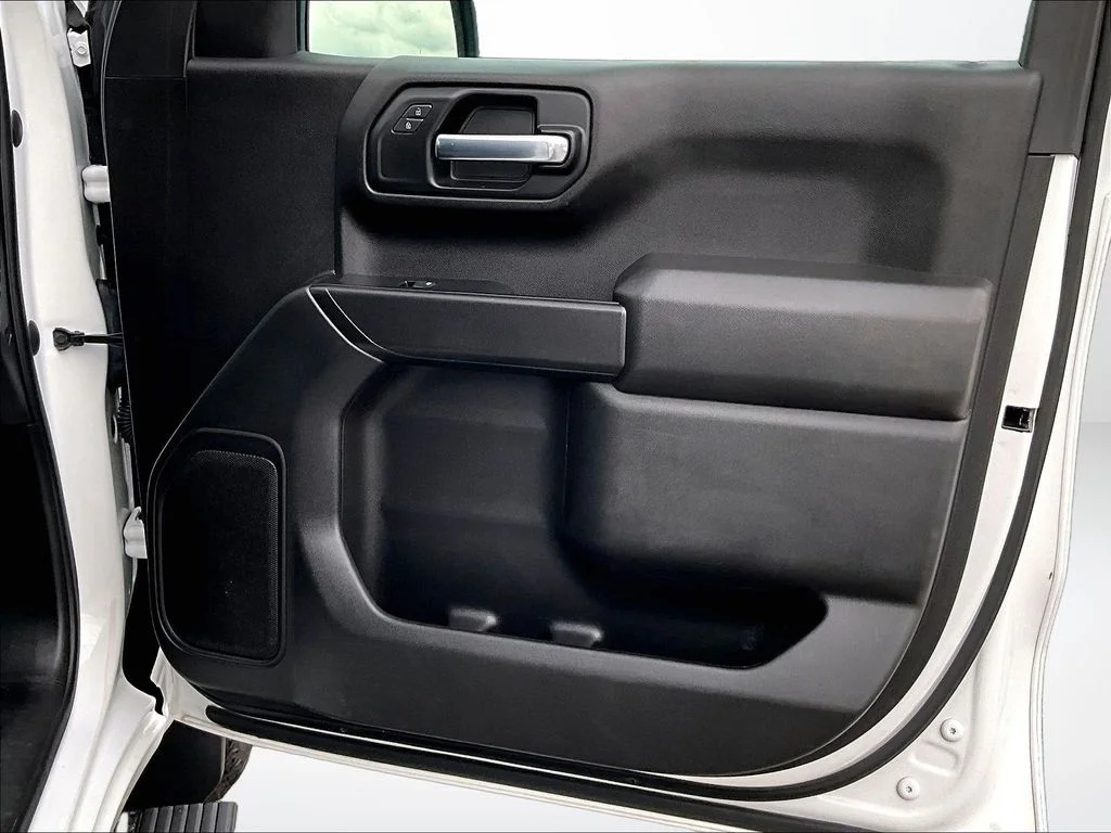 Used 2023 White Chevrolet Custom image 25