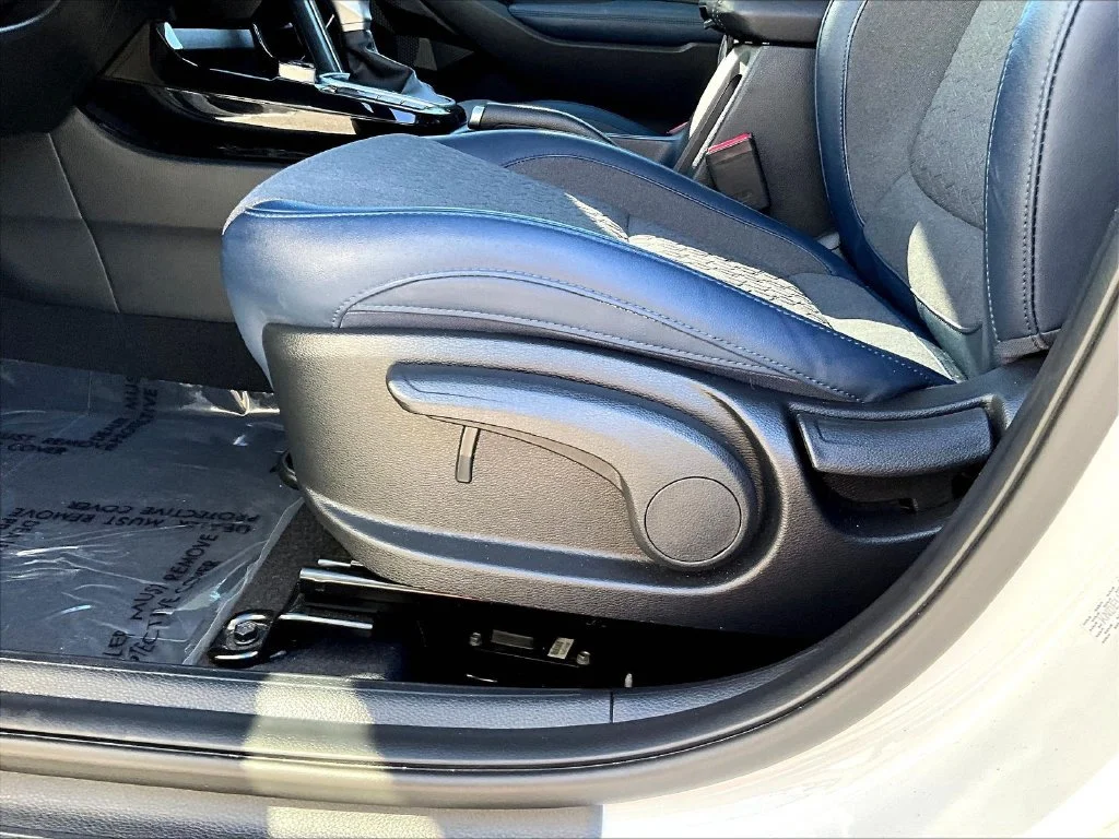 Used 2024 Snow White Pearl Kia S image 36