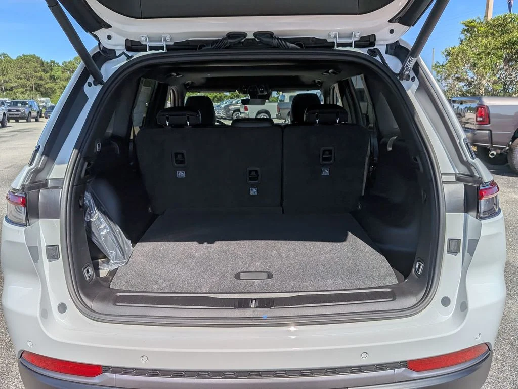 New 2026 White Jeep Altitude image 27