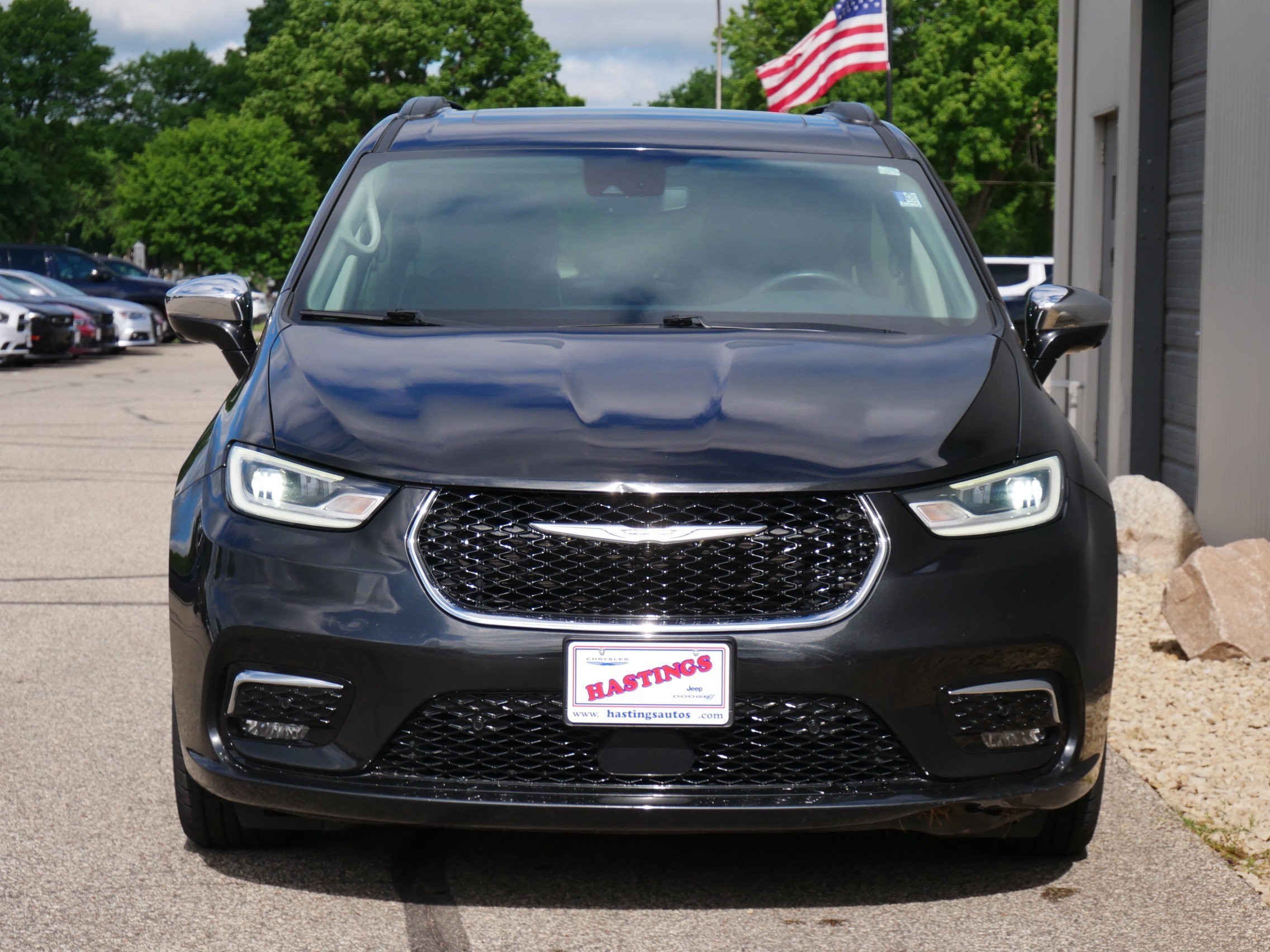 Used 2022 Brilliant Black Crystal Pearlcoat Chrysler Limited image 8