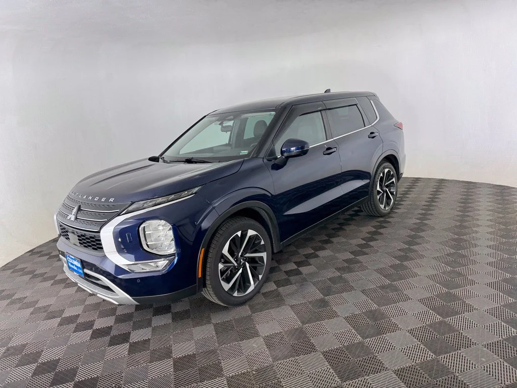 Used 2023 Blue Mitsubishi SE image 3