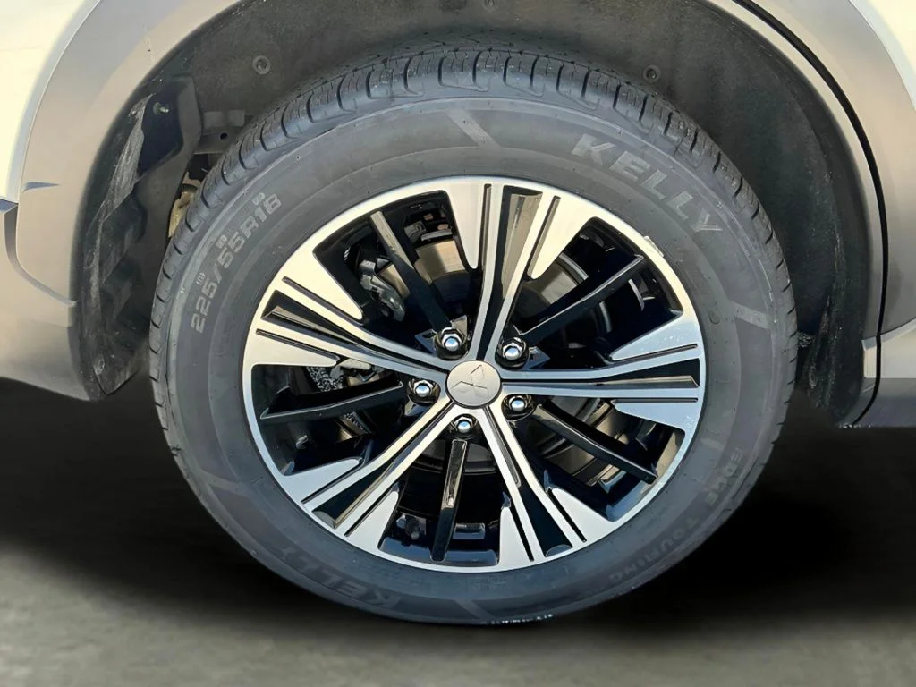 Used 2022  Mitsubishi SE image 18