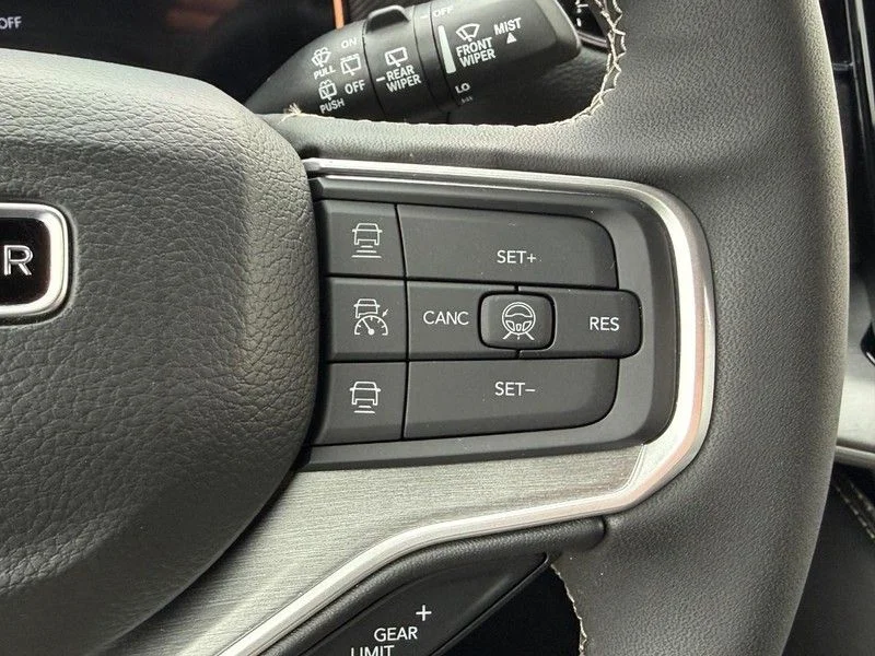 New 2026 Silver-Zynith Exterior Paint Jeep Limited Altitude image 15