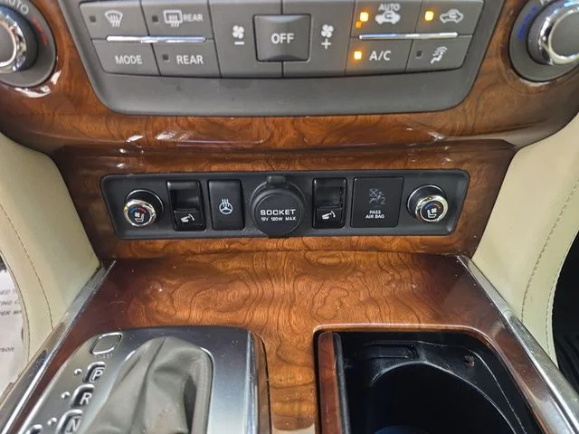 Used 2017 White INFINITI Base image 32