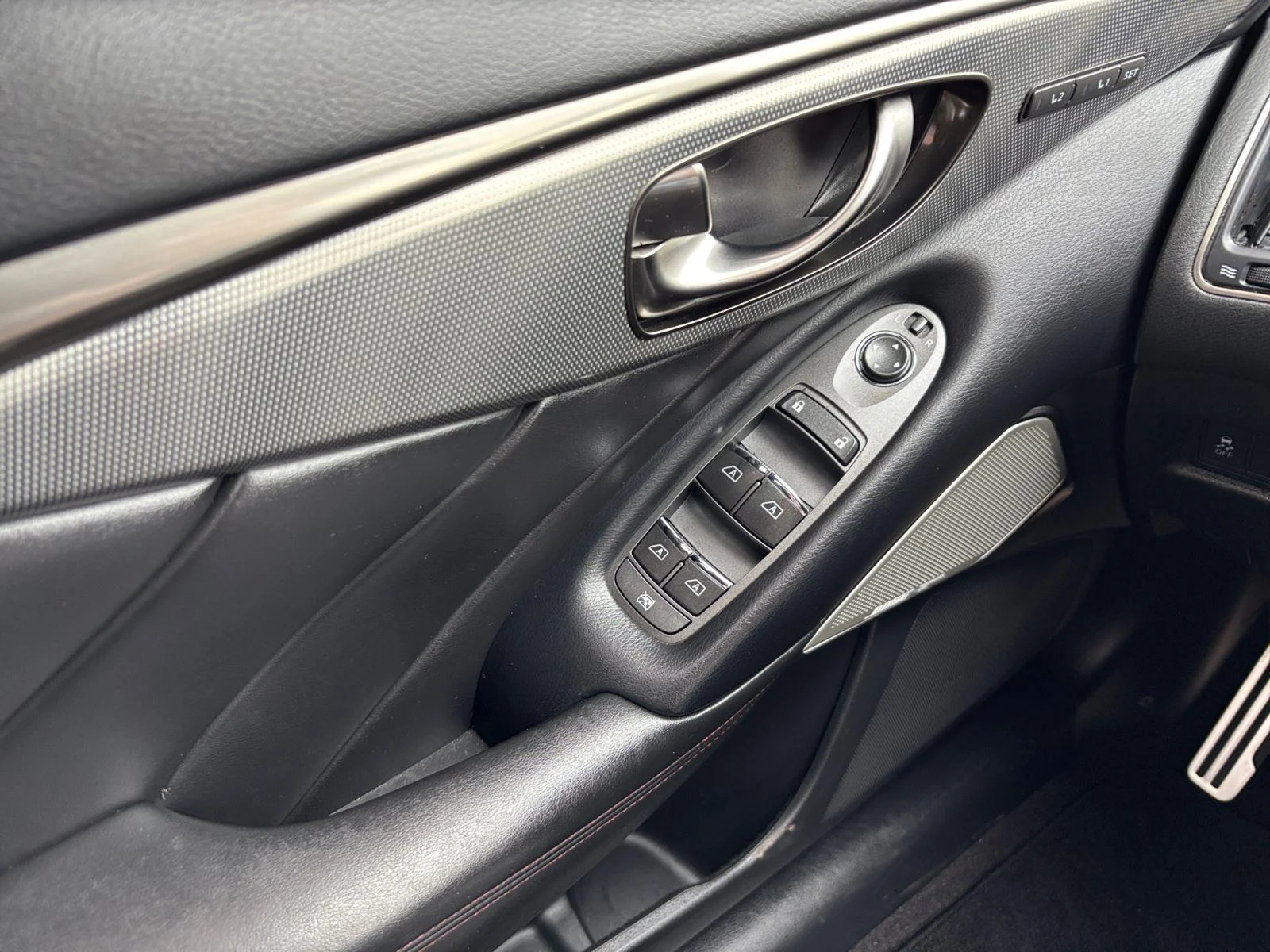 Used 2018 Pure White INFINITI RED SPORT 400 image 17