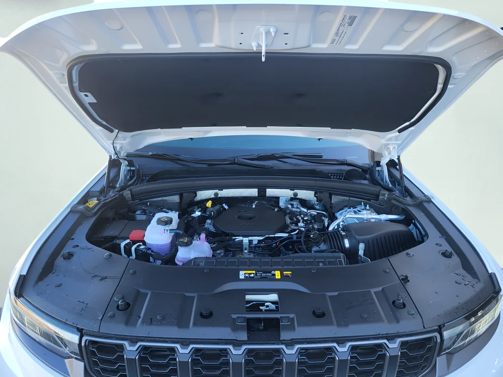 New 2026 White/off-white Jeep Laredo Altitude image 18