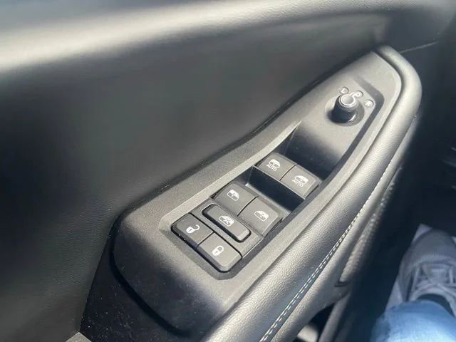 Used 2023  Jeep Limited image 22