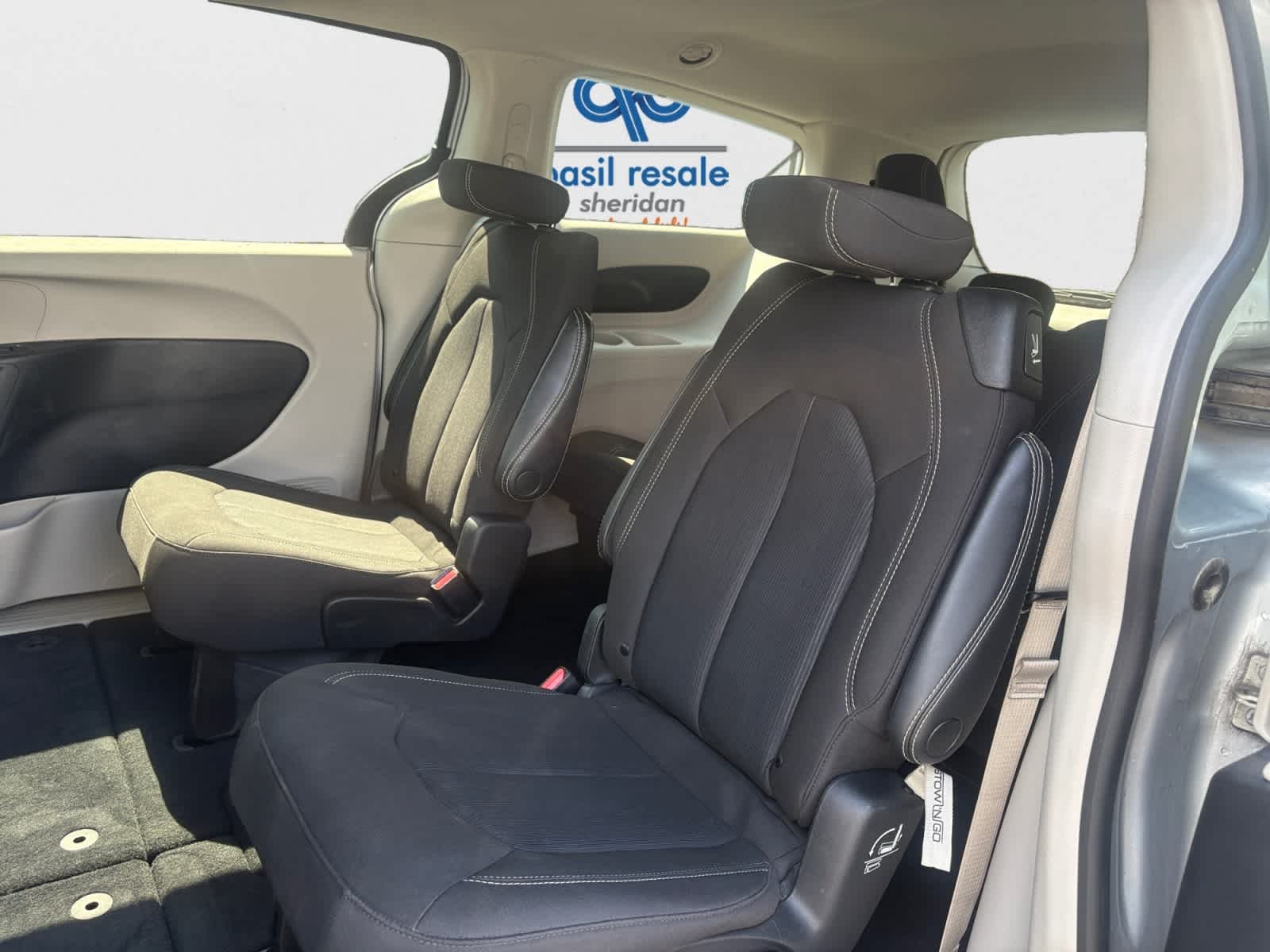 Used 2023 Silver Mist Clearcoat Chrysler LX image 16