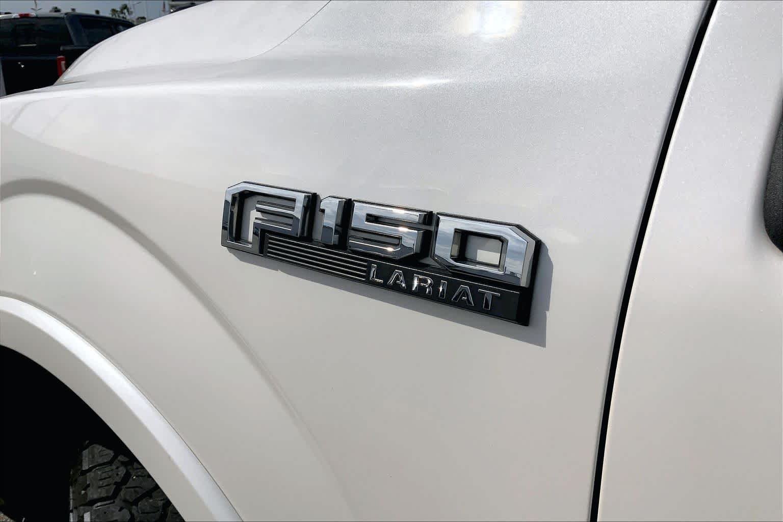 Used 2019 White Platinum Metallic Tri-Coat Ford LARIAT image 31