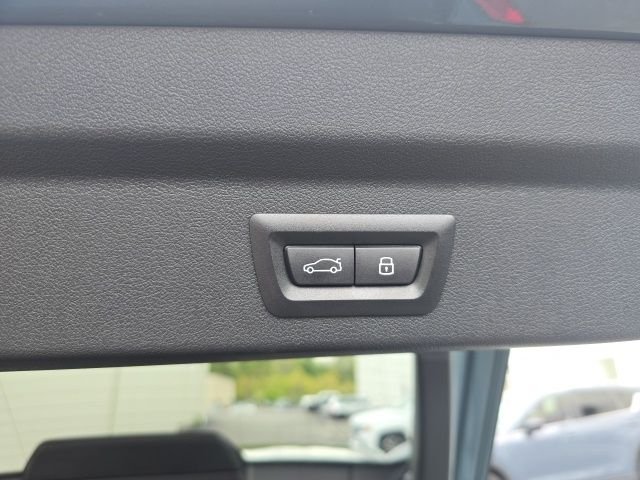 Used 2025 Green BMW xDrive28i image 10