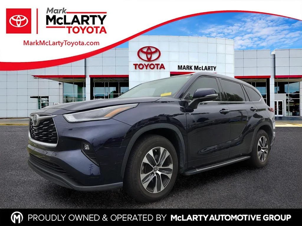 Used 2021  Toyota XLE image 1