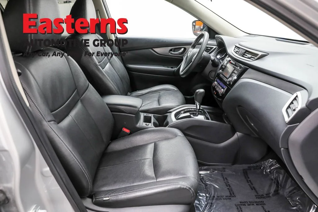 Used 2016 Silver Nissan SV image 22