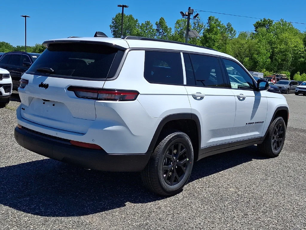 New 2026 Bright White Clear-Coat Exterior Paint Jeep Laredo Altitude image 8